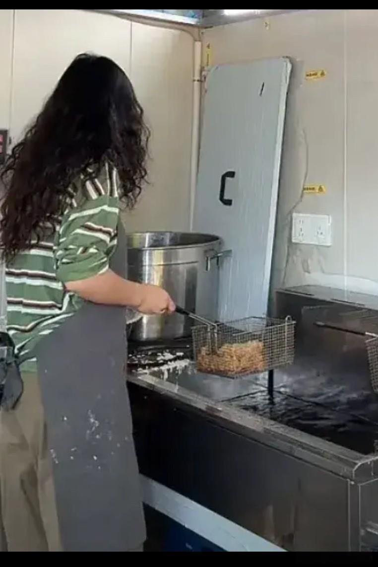 柴大姐说
她直播亲自炸鸡
就是为了有“预谋”的策划
一个下午也不见来订单的响声