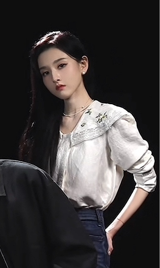 宋祖儿是怎么做到又娇又幼的，这脸也太精致了～ ​​​