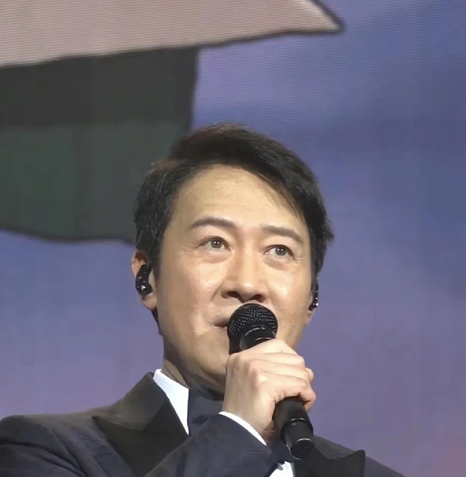 巨星黎明的真实状态：
发福严重，肤色暗沉。
就是一个60岁的中老年人。