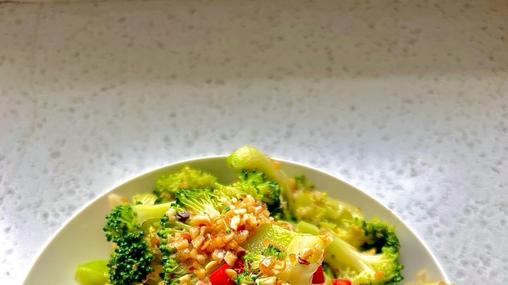 凉拌西兰花：减脂期的清爽之选