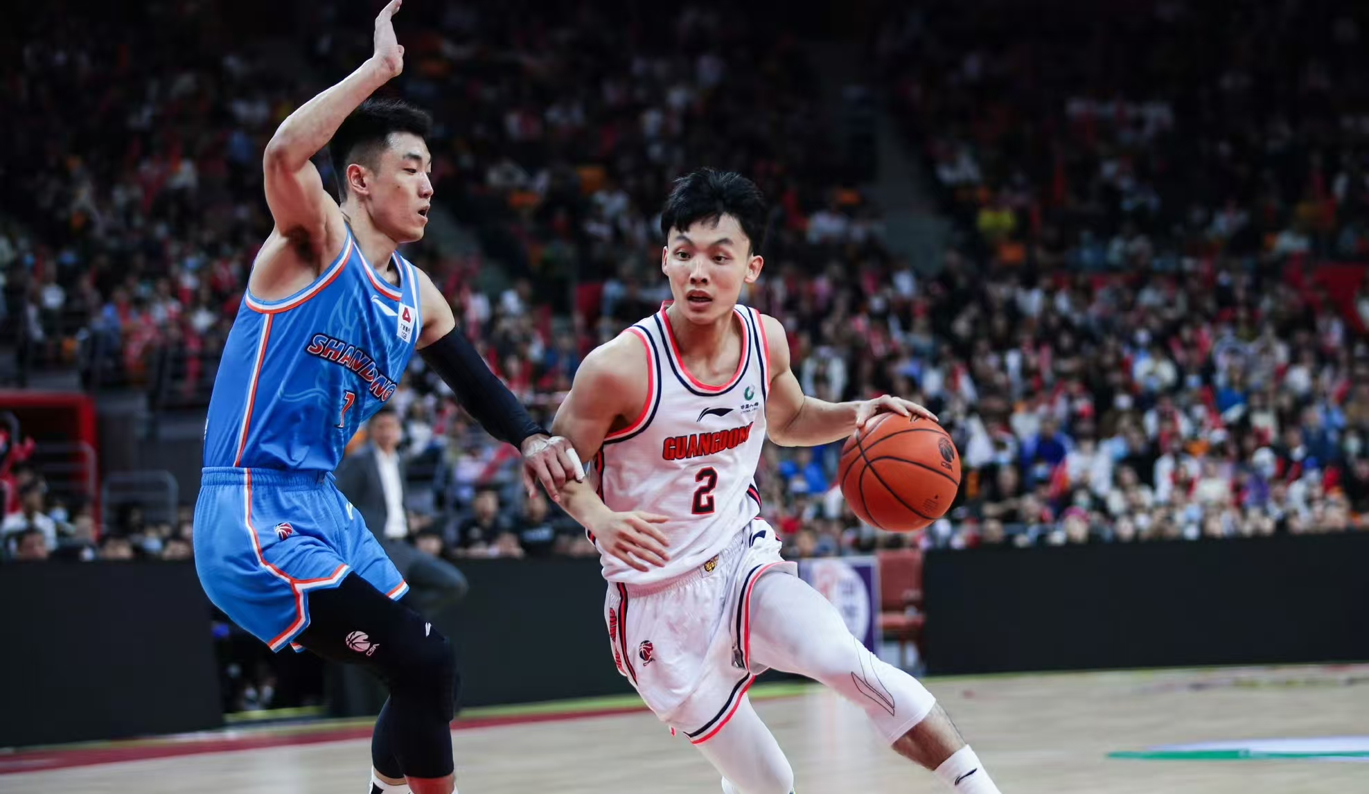 广东主场迎战山东，内线压力不小，萨姆纳可多杀伤，力保球队连胜