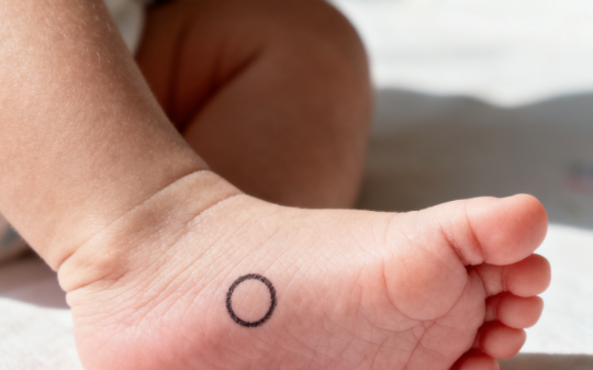 儿子出生那天，我在他脚踝上画了个圈，当我准备离开月子中心时，看见那个圈出现在月嫂孩子上