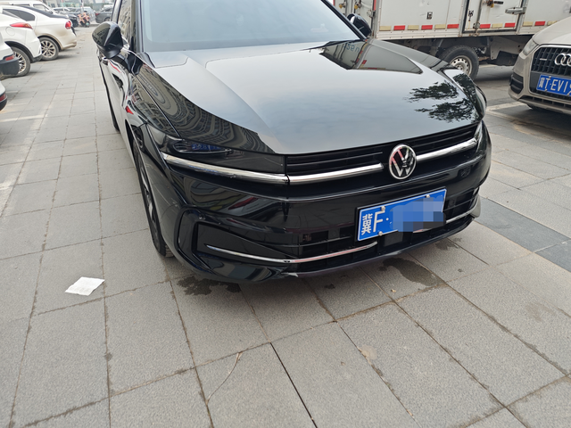 新款的迈腾
越看越像原来我19款的宝来前脸，贯穿镀铬亮条，两边三角的饰板，老款宝