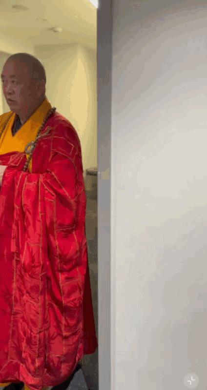 受武侠小说和影视作品的影响，印象中少林寺方丈应该是佛法高深，武功绝顶的有道高僧，