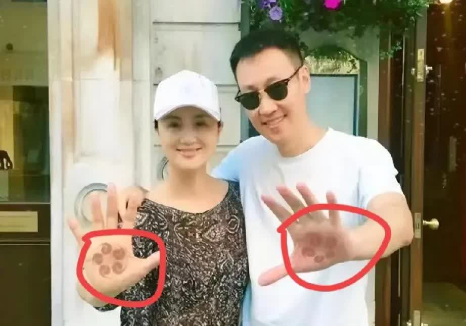 辛柏青说：媛媛啊，再过两天就是我们结婚纪念日了，真的太可惜了，你没能坚持到这一天
