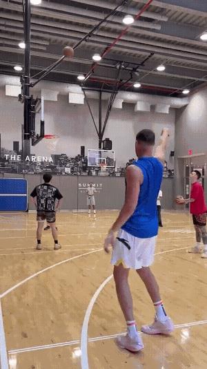 克莱这个这个夏天还在加练！
什么是顶级射手！克莱这个夏天练的很辛苦！克莱在纽约训