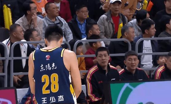 经典耍赖！杜锋采用换人罚球，以前周琦在宏远一赛季就有多少次，我就不说了，懂得都懂