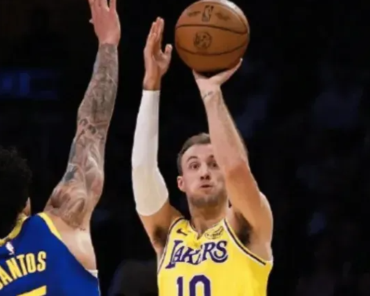 NBA常规赛，湖人以105-99战胜勇士。
值得一提的是，本场比赛是肯纳德代表湖