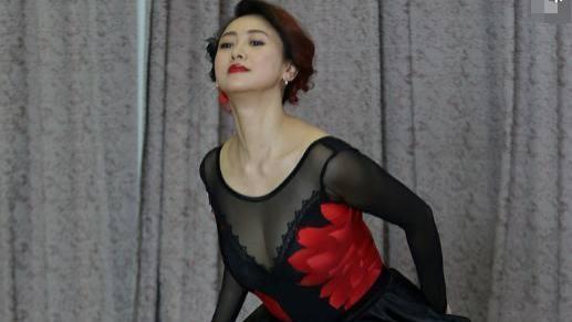 49岁“三级”女王身材风韵迷人, 藏不住呀! 网友: 这大腿太肥