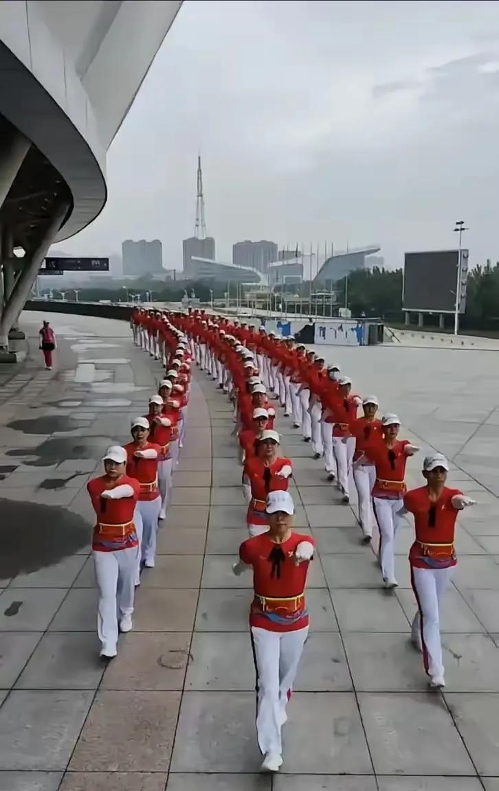为何要去组织暴走团
第一，服装赚钱
第二，交会费赚钱
第三，聚餐吃回扣
第四，卖