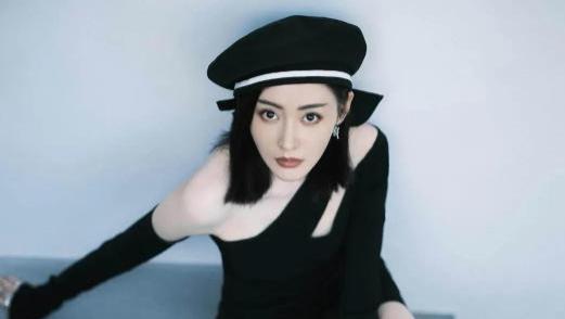金主对不同女星差距大，张天爱主动拥抱被拒，网友：挤不进别硬挤