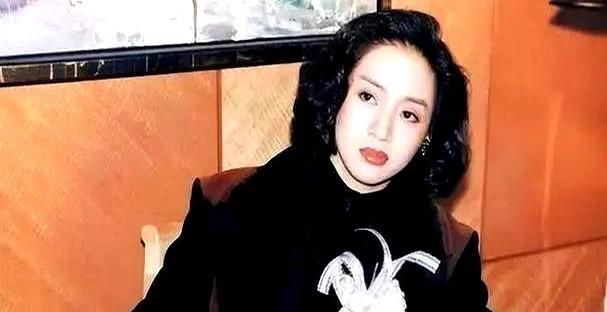 1992年梅艳芳被14k堂主黄朗维当众掌掴颜面大失自感失了面子的她向大佬向华强求