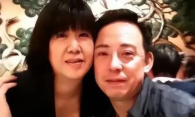 现在全网最难过的人既不是曾毅，
也不是玲花，
而是京剧国粹大师于魁智与李胜素。