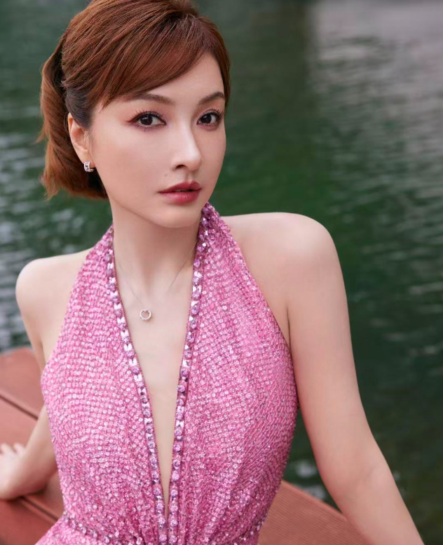 真是搞不懂吴昕，说她不聪明吧，她做什么成什么。早年手上囤了一堆房子，在高位时卖掉