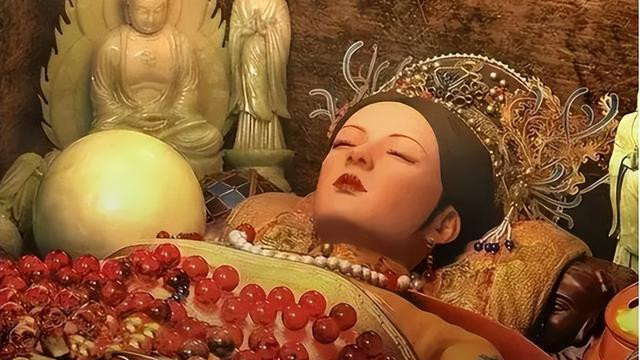 1972年内蒙发现康熙女儿墓，尸身穿龙袍240年不腐，葬品估值过亿