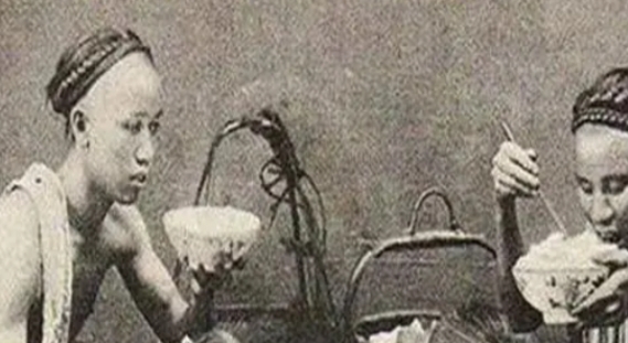 1953年，李鸿章的孙子李子嘉，身着破烂衣服，踉跄着走到一个湖边，纵身一跃跳了进