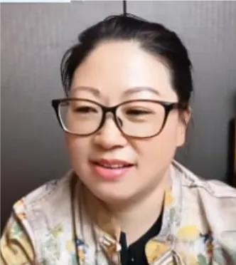 瞿姐说，我们三个人是桃园三结义！
老杨说， 瞿姐是二姐，大姐大家都知道说的是谁！