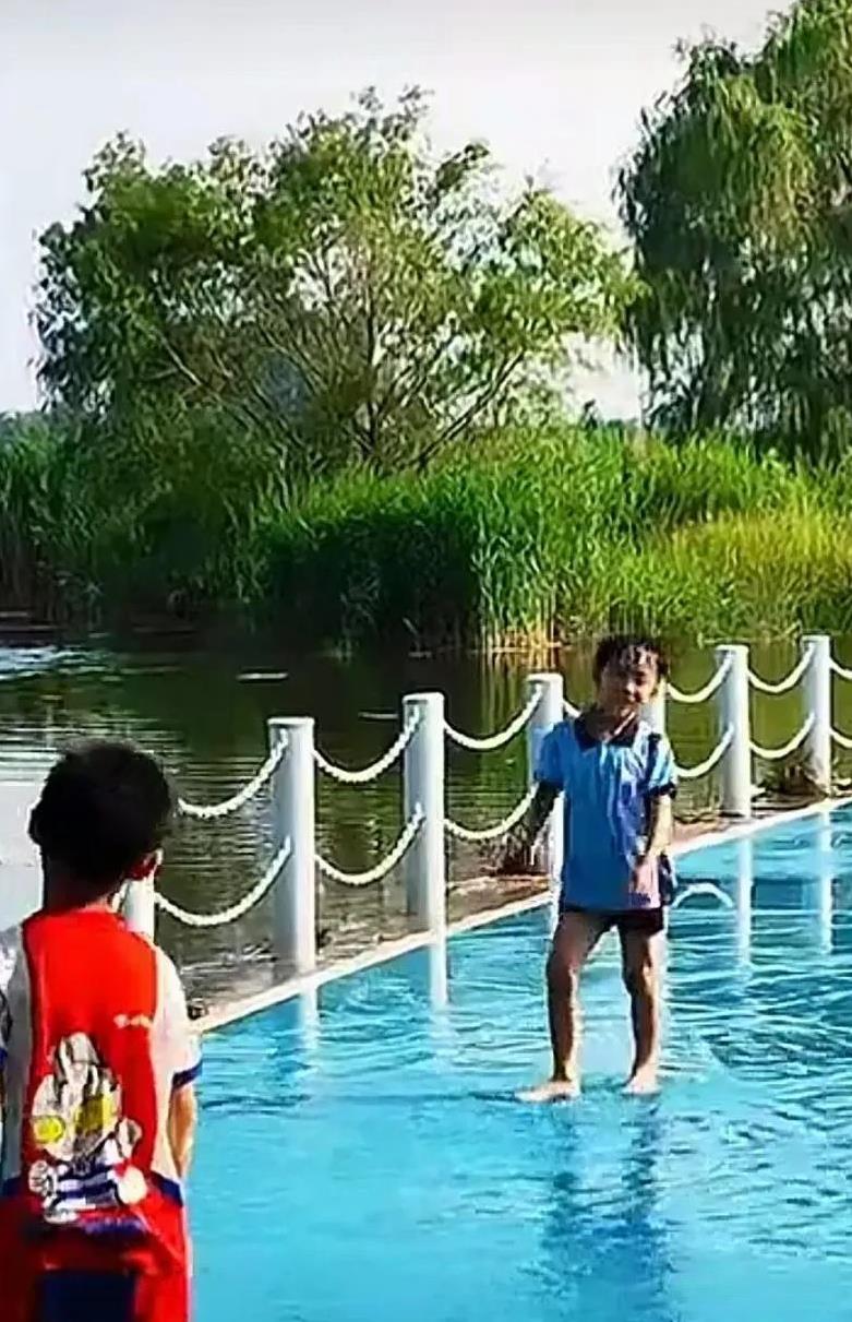 家人们，石家庄滹沱河子龙大桥下的漫水路漫水啦，简直是免费的水上游乐场，快冲！
炎