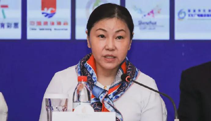 周继红，这位身高不足一米六却拥有强大气场的传奇人物，在1984年为中国跳水队夺得