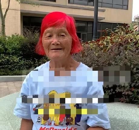 近日，安徽一女生高考结束后染树莓红发色，给80多岁的奶奶也一起染了，平时80多岁