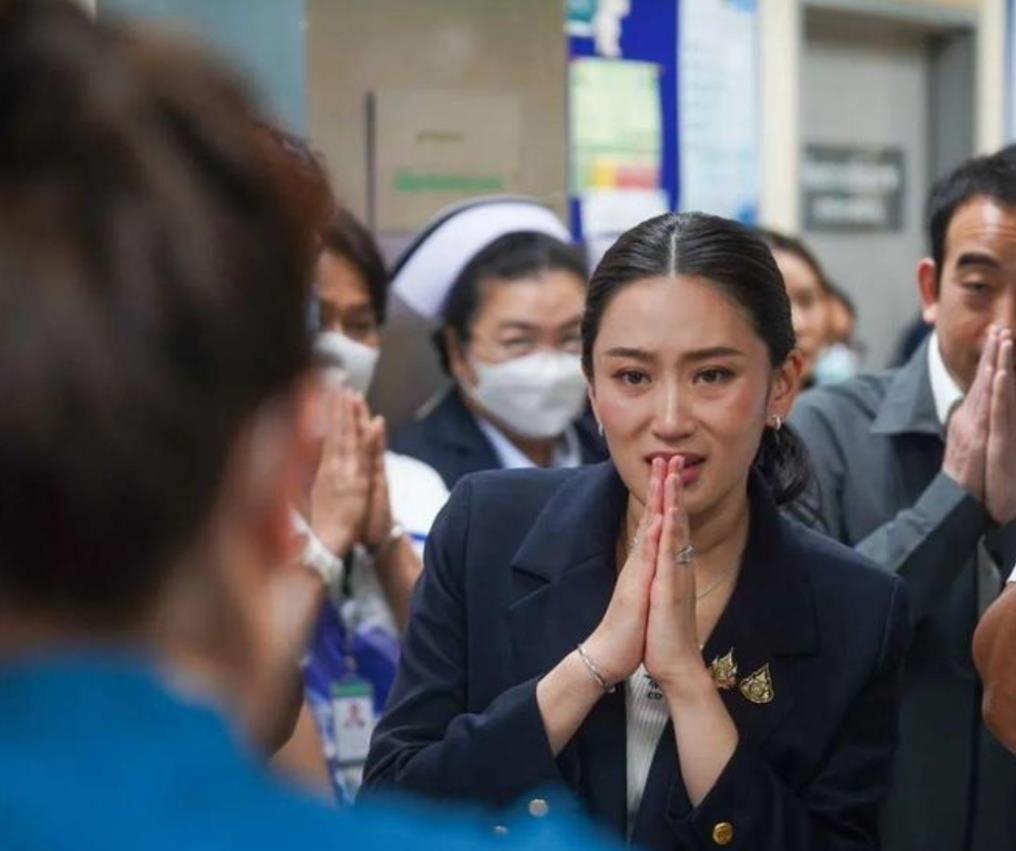 柬埔寨火力太猛了，打得一屋子泰国士兵都不敢抬头反击，只能满地爬！柬埔寨机枪手都是