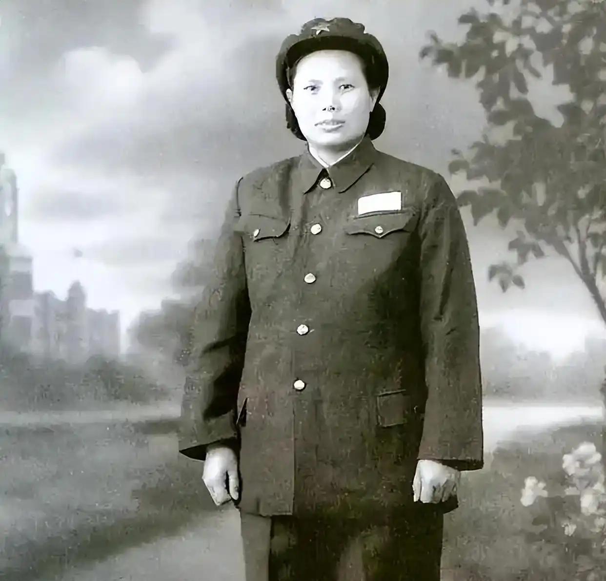 1951年，洪学智的夫人张文，寻找丢失12年的女儿，却一无所获。这天，一个小伙请