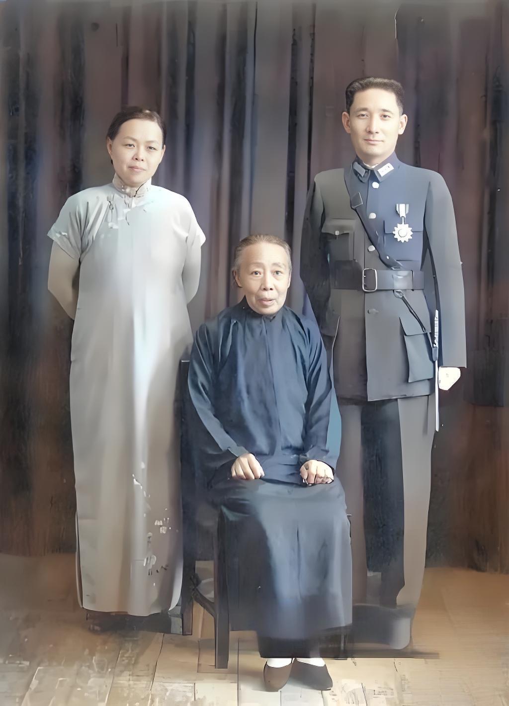 1936年，国军上将张治中和妻子洪希厚以及岳母的合影照片 ​​​