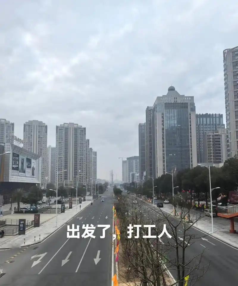 今天看到陈佩斯在宣传《戏台》电影的时候，观众问他有没有什么建议给我们这些“打工人