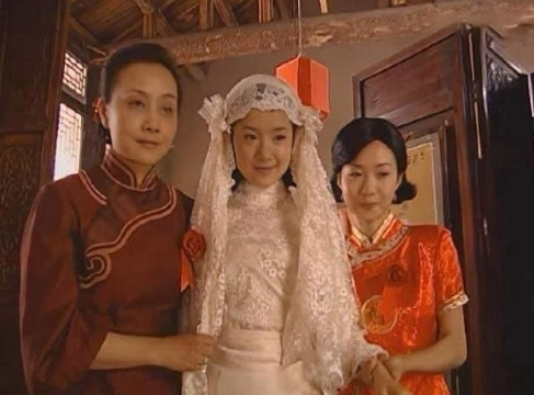 直到这会儿才发现，冷清秋结婚穿的那婚纱，瞅着又难看又一股子廉价味儿，全靠董洁那超