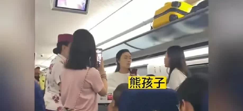 看明白了:小孩子闹，女子吼小孩，孩子爹骂人，女子回骂，孩子妈一直大吼，这位妈妈带