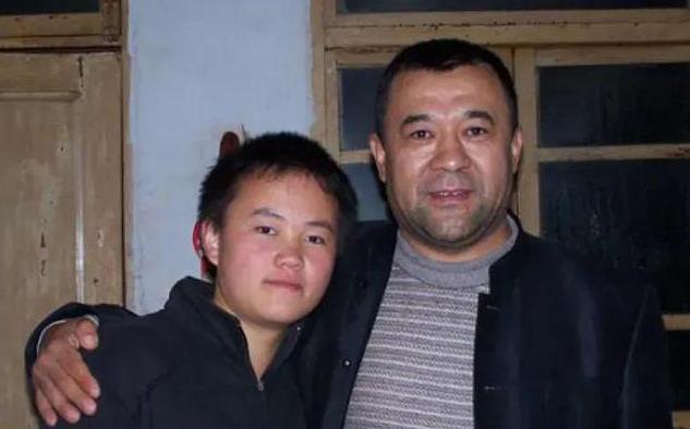 1992年，一名新疆男子退伍后，被分到供销社上班，给当地百姓赊账10000多元货