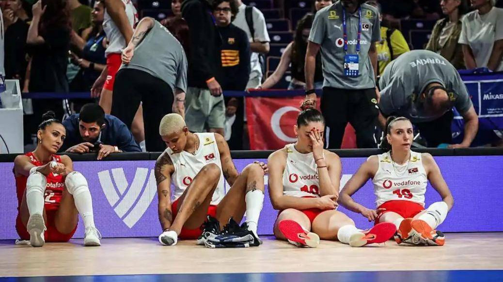 女排最新世界排名又有变化，中国队跌至第5，4朵金花绽放光芒