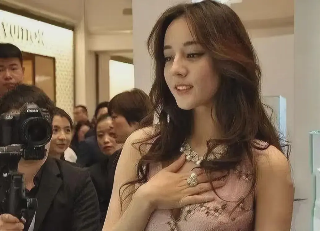 热巴因为捂🐻被吐槽，着实也不太冤。

以前我也觉得女明星穿什么衣服可能自己做不