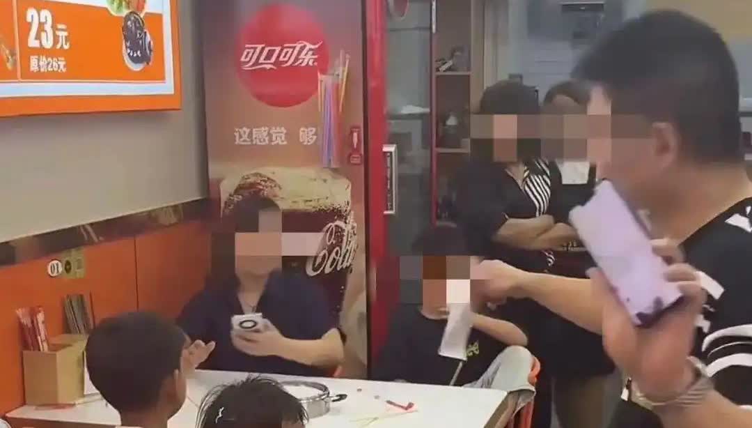 不讲武德？河南郑州，三名女子带多名孩子就餐，见店家可以免费续面，就给几个孩子点了