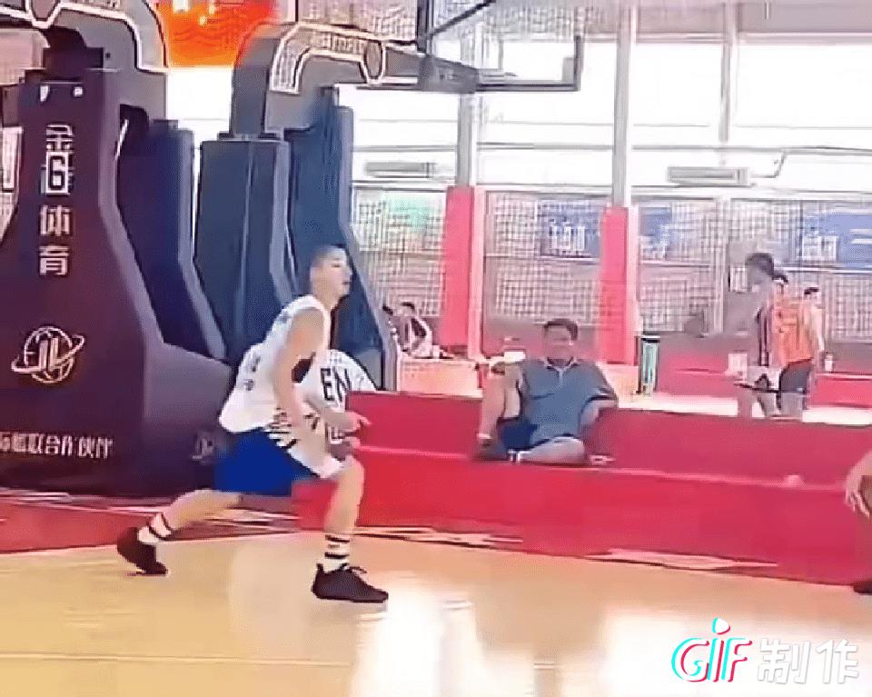 这不是犯规，这是犯罪，未来应该在所有球场加装高清摄像头，对这种明显冲着伤人去的动