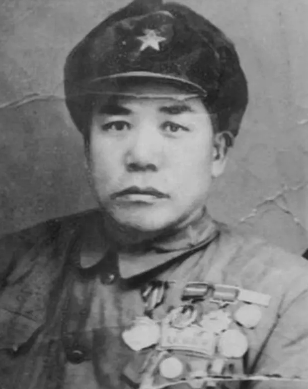 1955年授衔，主席看完名单后突然问：“那个一次砍杀27个日军的军中吕布怎么没在