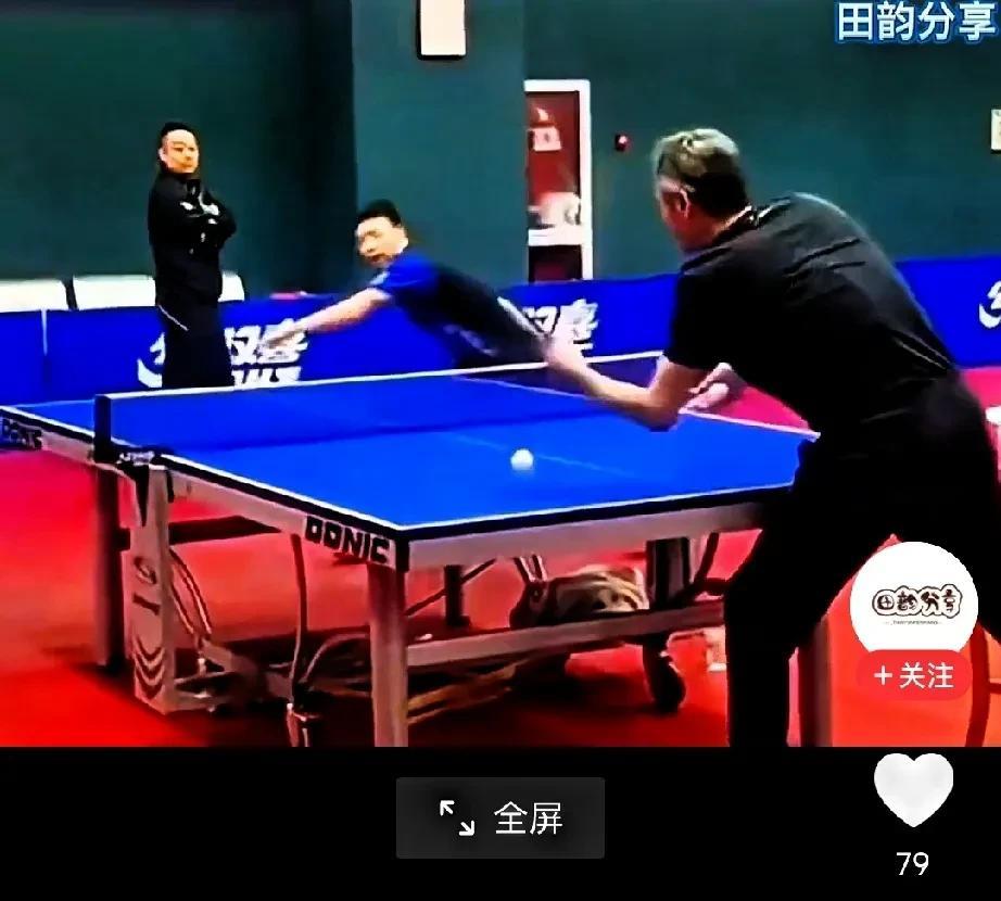 干着主管教练的活儿！不知道还以为是马龙的主管教练崔庆磊呢，仔细一瞧原来是前男乒主