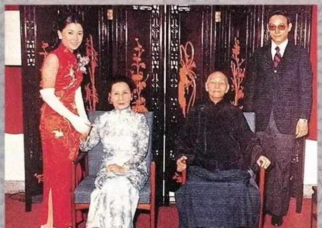 蒋介石生前最后一张照片，此时蒋介石右胳臂已经严重萎缩，不能控制。为避免照片看着尴