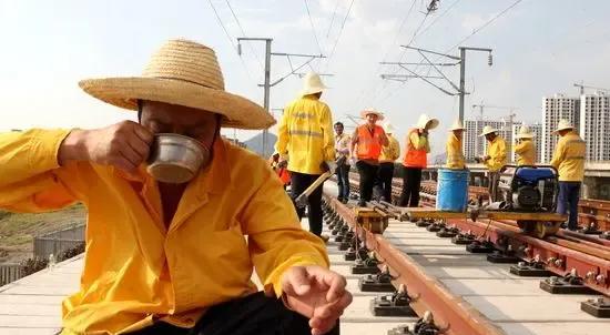 不是铁路人，怎知铁路苦！39°的气温，轨温接近50度，你能想到上、下行天窗共计5