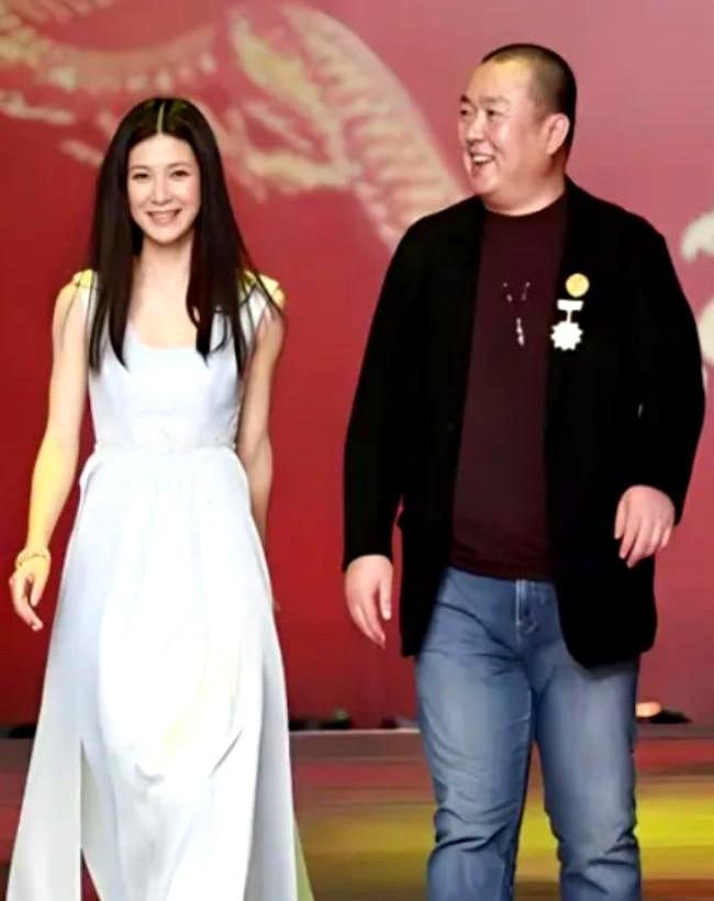 1.4亿债务砸下来，童蕾没逃，周一围没帮，周旭辉没扛。
镜头倒回：2015年金亚