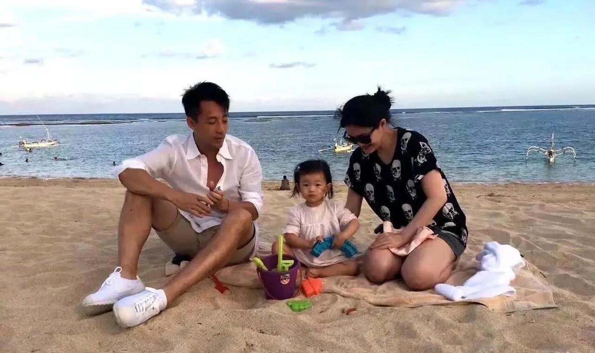 单身爸爸牵女儿旧地重游，那片海掀起多少暗涌？孩子对着浪花发呆时，亲生母亲缺席的椅