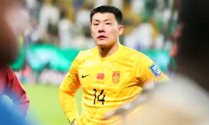 登机前夕，《足球报》以一篇长文为国足壮行，大有“风萧萧兮易水寒，壮士一去兮不复还
