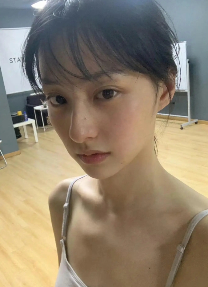 大学素人时期的胡连馨什么水平，大家觉得如何？