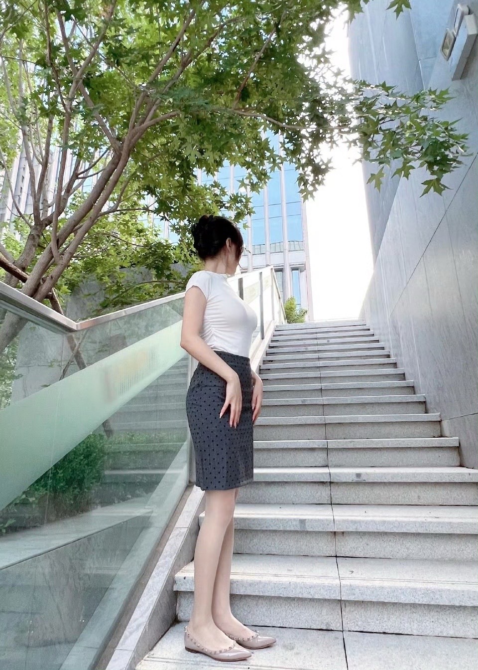 简单点就是小幸福#平底鞋给的安全感高跟鞋给不了 #华伦天奴 #裤里丝 #肉丝
