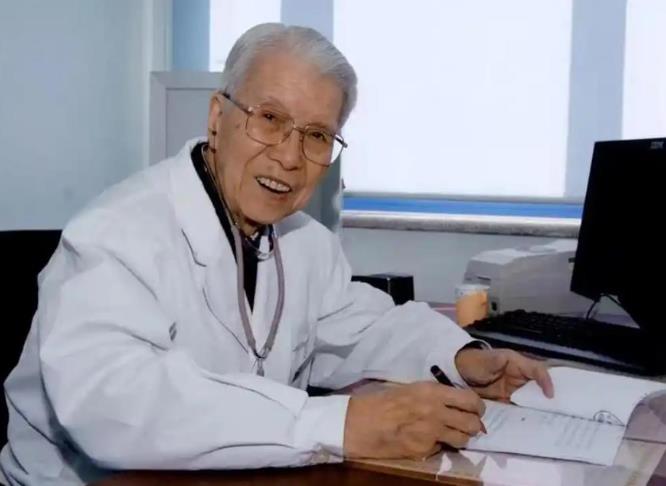 1948年，他镇定的拿起刀，划开了出生仅有三天的女儿的后背，完全不顾在一旁嚎啕大