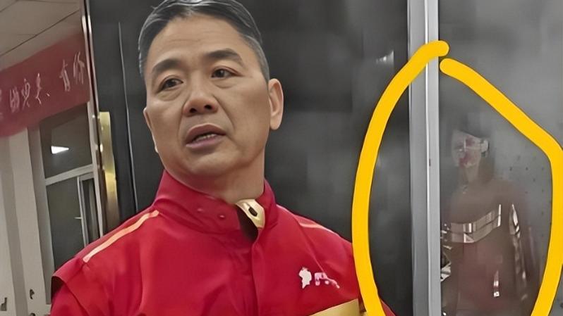 女骑手奔波在路上赢得尊重，到了现场却被“隐形”？