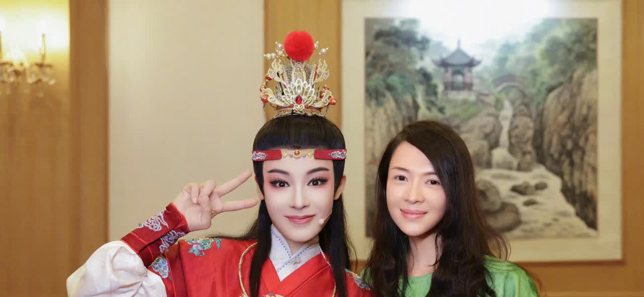 章子怡素颜出镜，晒与陈丽君合照并配文：我和女儿两个越剧小白直接被你圈粉，宝哥哥的