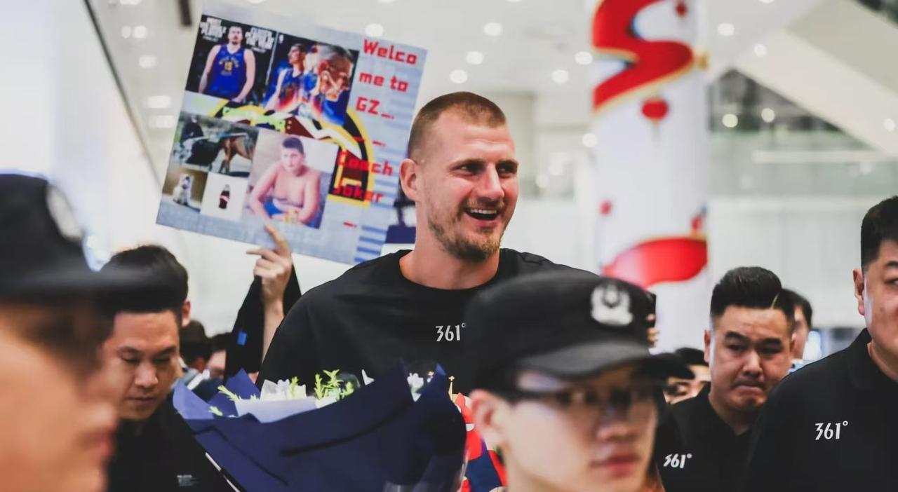 约基奇不愧是联盟第一人，球商智商都很高！
约老师今天开启了中国行，有记者问：你认