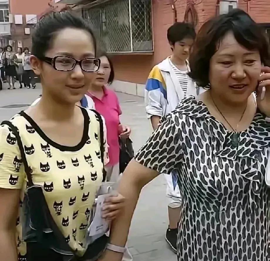 杨紫要是不动手术，就是她妈妈的复刻版！

仔细一看，母女俩长得太像了，五官轮廓、