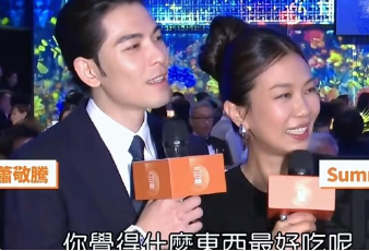 狠狠被萧敬腾喂了顿狗粮。

记者：全世界你觉得什么东西最好吃呢？
萧敬腾：我老婆